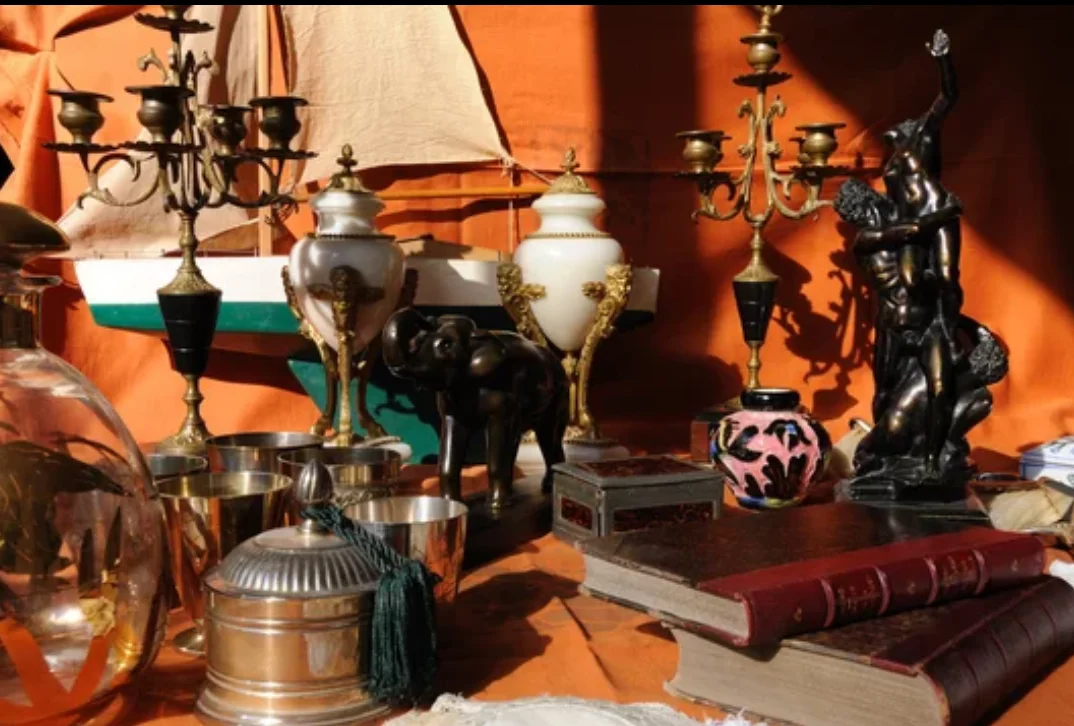 Estimation d'objets anciens par un brocanteur en Essonne